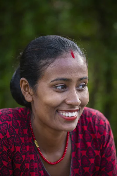 세로 네팔에서 여성 미소 — 스톡 사진