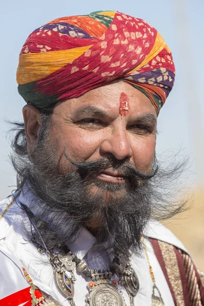 Hombres retratos vestidos con ropa tradicional Rajasthani participan en el concurso Mr. Desert como parte del Festival del Desierto en Jaisalmer, Rajastán, India —  Fotos de Stock