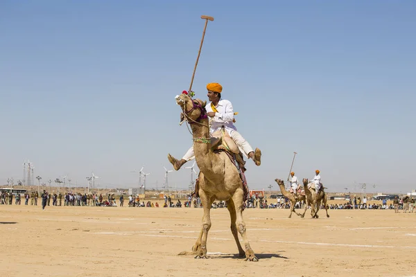 Homens indianos jogam pólo de camelo no Desert Festival em Jaisalmer, Rajasthan, Índia . — Fotografia de Stock