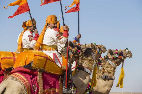 Cammelli e indiani che indossano abiti tradizionali del Rajasthan partecipano al concorso Mr. Desert come parte del Desert Festival a Jaisalmer, Rajasthan, India — Foto Stock