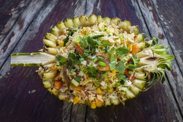 Vařené hnědé rýže se zeleninou a tofu v ananas — Stock fotografie