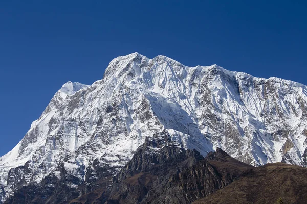 Majestatyczne górskie szczyty w górach Himalajach Nepalu — Zdjęcie stockowe