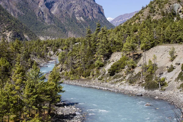 Majestuoso paisaje y río azul en las montañas del Himalaya en Nepal —  Fotos de Stock