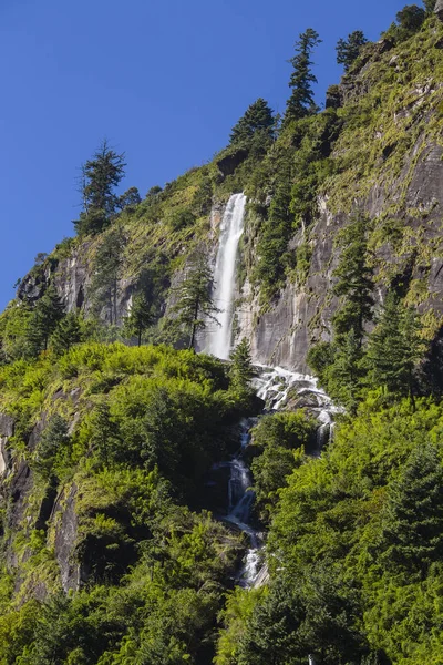 雄大な山とネパールのヒマラヤ山脈の滝 — ストック写真