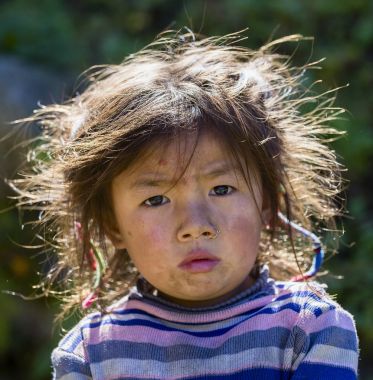 Himalaya Köyü, Nepal sokakta portre Nepalce çocuk