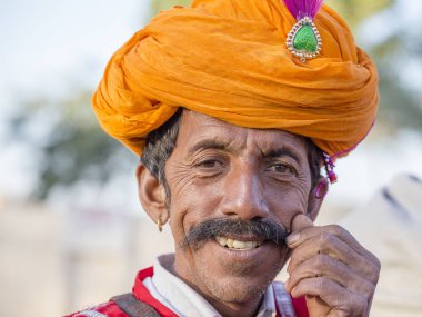 Geleneksel Rajasthani elbise giyen deve ve Hint erkek Jaisalmer, Rajasthan, Hindistan çöl Festivali olarak Bay Desert yarışmaya katılmak