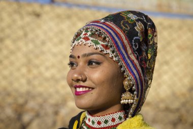 Hintli kız geleneksel Rajasthani elbise katılmak çöl Festivali Jaisalmer, Rajasthan, Hindistan