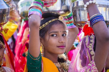Hintli kız geleneksel Rajasthani elbise katılmak çöl Festivali Jaisalmer, Rajasthan, Hindistan