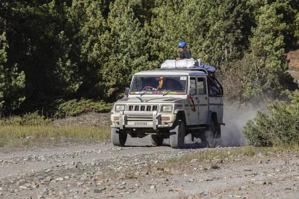 La gente intenta llegar a su destino, conduciendo a través de la carretera de montaña en el sendero de trekking Annapurna. Himalaya, Nepal —  Fotos de Stock