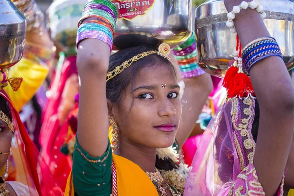 Menina indiana vestindo vestido tradicional Rajasthani participar no Desert Festival em Jaisalmer, Rajasthan, Índia — Fotografia de Stock