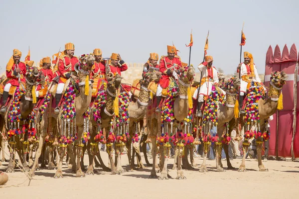 Camelos e índios vestindo o tradicional vestido Rajastani participam do concurso Mr. Desert como parte do Festival do Deserto em Jaisalmer, Rajastão, Índia — Fotografia de Stock