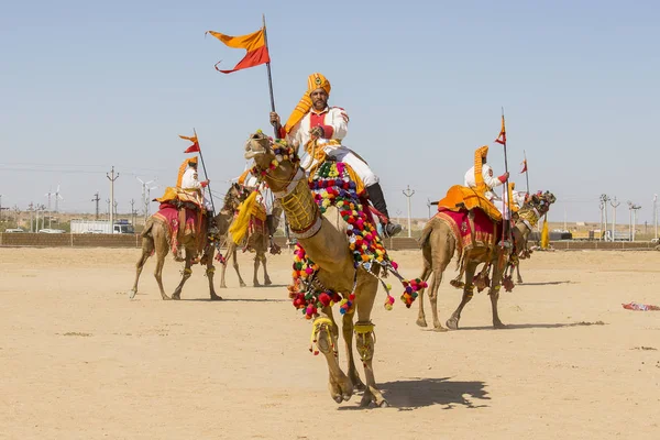 Camelos e índios vestindo o tradicional vestido Rajastani participam do concurso Mr. Desert como parte do Festival do Deserto em Jaisalmer, Rajastão, Índia — Fotografia de Stock