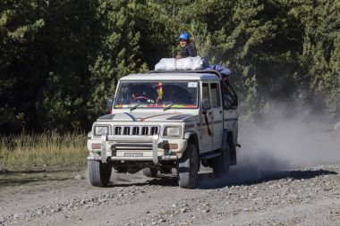 İnsanlar dağ yolu Annapurna trekking yolda sürüş hedeflerine ulaşmaya çalışın. Himalayalar, Nepal