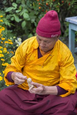Tibet keşiş Tanrı arpa unu tsampa Himalayalar Köyü, Nepal Budist Dini töreni için heykel figürü. Yakın çekim