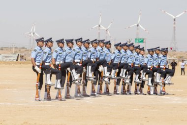 Askeri geçit töreni. Hint Guard göstermek beceri bir tüfek yarışma çöl deve Festivali Jaisalmer, Rajasthan, Hindistan