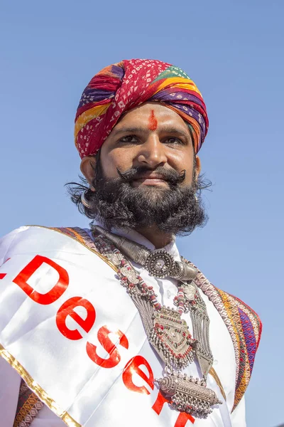 Gli uomini ritratti che indossano abiti tradizionali del Rajasthan partecipano al concorso Mr. Desert nell'ambito del Desert Festival a Jaisalmer, Rajasthan, India — Foto Stock