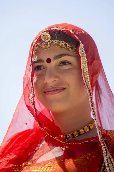 Chica india con vestido tradicional Rajasthani participar en el Festival del Desierto en Jaisalmer, Rajasthan, India —  Fotos de Stock