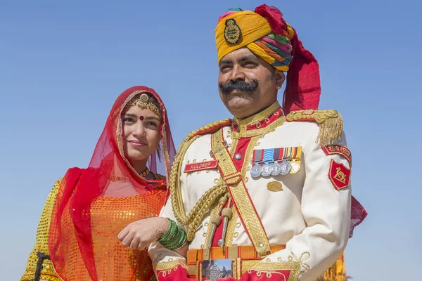 Mujer retrato y hombre vistiendo vestido tradicional Rajasthani participar en el concurso Sr. Desierto como parte del Festival del Desierto en Jaisalmer, Rajastán, India —  Fotos de Stock