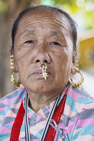 Retrato de ancianas en vestido tradicional en la calle Katmandú, Nepal — Foto de Stock