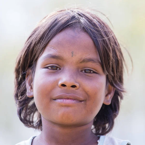 Portrait enfant nepali dans la rue dans le village himalayen, Népal — Photo