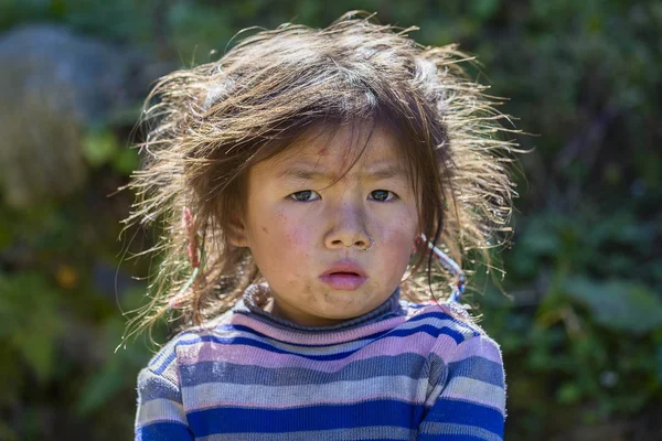 Retrato nepali niño en la calle en la aldea del Himalaya, Nepal —  Fotos de Stock