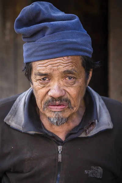 Portre yaşlı adam Nepal Himalayalar köyde geleneksel elbise — Stok fotoğraf