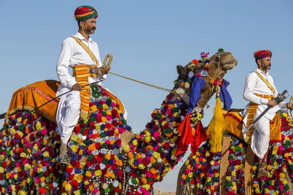 Kamel och indiska män bär traditionella Rajasthani klänning delta i Mr Desert tävling som del av öknen Festival i Jaisalmer, Rajasthan, Indien — Stockfoto