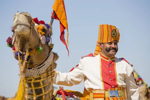 Camello y hombres indios vestidos con ropa tradicional Rajasthani participan en el concurso Mr. Desert como parte del Festival del Desierto en Jaisalmer, Rajastán, India —  Fotos de Stock