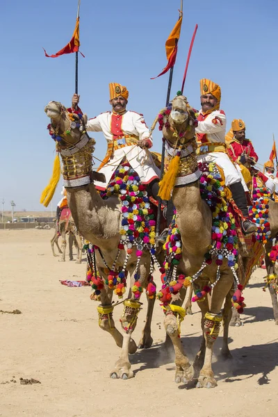 Camello y hombres indios vestidos con ropa tradicional Rajasthani participan en el concurso Mr. Desert como parte del Festival del Desierto en Jaisalmer, Rajastán, India — Foto de Stock