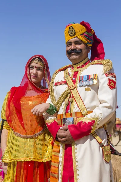 Mujer retrato y hombre vistiendo vestido tradicional Rajasthani participar en el concurso Sr. Desierto como parte del Festival del Desierto en Jaisalmer, Rajastán, India —  Fotos de Stock