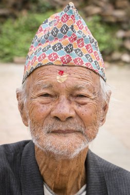 Portre yaşlı adam geleneksel elbise sokak Katmandu, Nepal