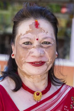 Sokağın karşısında bir Pigmente noktalar ile yaşlı kadın portre. Pokhara, Nepal