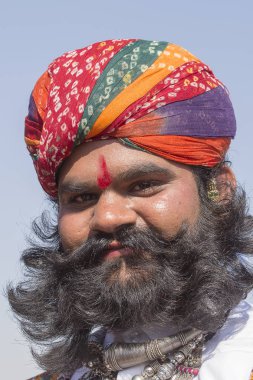 Portre erkekler geleneksel Rajasthani elbise Jaisalmer, Rajasthan, Hindistan çöl Festivali olarak Bay Desert yarışmaya katılmak
