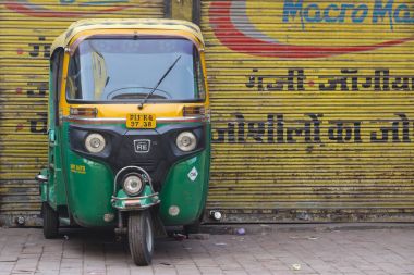 Otomatik çekçek taksiler bir yolda Yeni Delhi, Hindistan