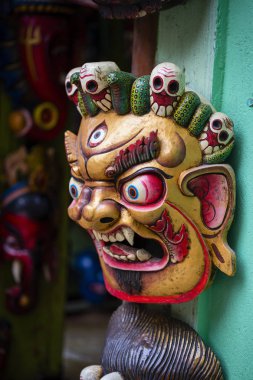 Renkli ahşap maskeleri ve el sanatları satış salonu Thamel bölge Katmandu, Nepal.