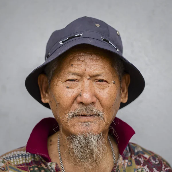 Porträt alter Mann in traditioneller Kleidung in der Straße Kathmandu, Nepal — Stockfoto