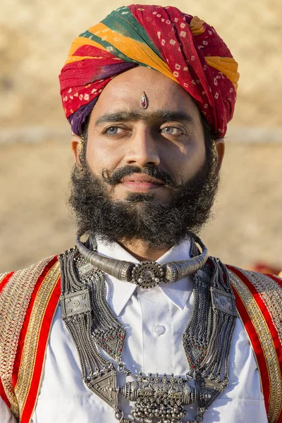 Homens de retrato vestindo vestido tradicional de Rajastani participam do concurso Mr. Desert como parte do Festival do Deserto em Jaisalmer, Rajastão, Índia — Fotografia de Stock