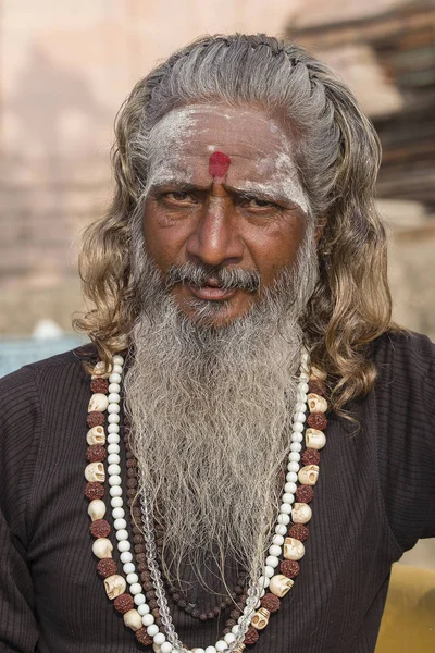 Retrato de Shaiva sadhu, hombre santo en Varanasi, India — Foto de Stock