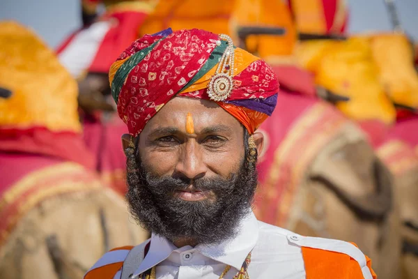 Portrét muže tradičních krojích Rajasthani účasti v soutěži Mr. Desert jako součást Desert Festival ve městě Jaisalmer, Rajasthan, Indie — Stock fotografie