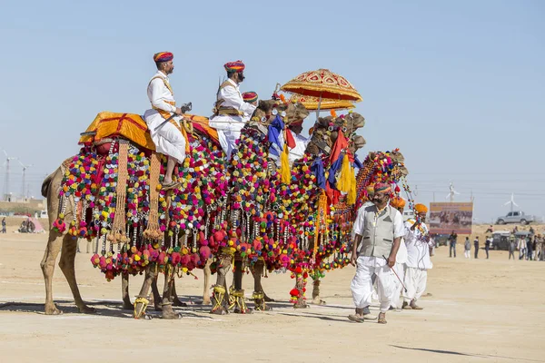 Cammelli e uomini indiani che indossano abiti tradizionali del Rajasthan partecipano al concorso Mr. Desert come parte del Desert Festival a Jaisalmer, Rajasthan, India — Foto Stock