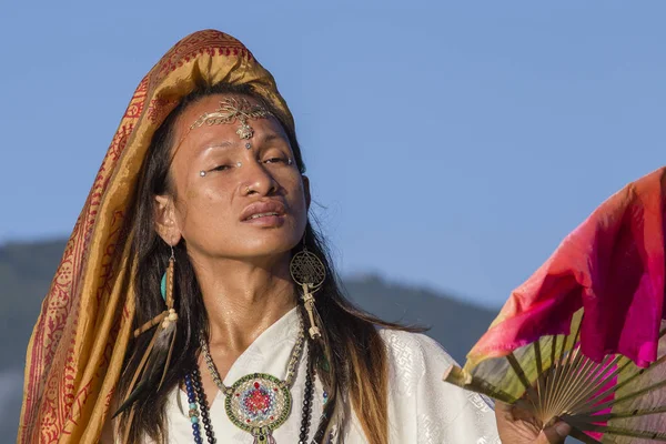 Travesti Sirena Sabiha bailando con un fan al amanecer en Pokhara, Nepal. nació en Filipinas — Foto de Stock