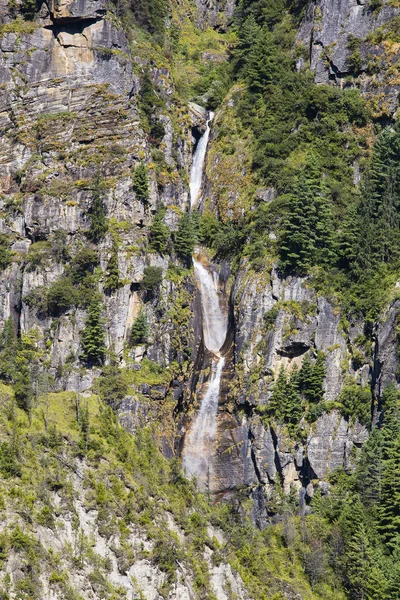 雄大な山とネパールのヒマラヤ山脈の滝 — ストック写真