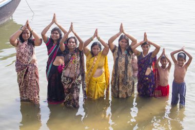 Hindu kadın hacıların kutsal nehir Ganj banyo. Varanasi, Hindistan
