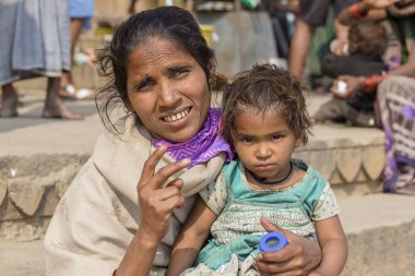 Portre anne ve çocuk sokakta Varanasi, Hindistan