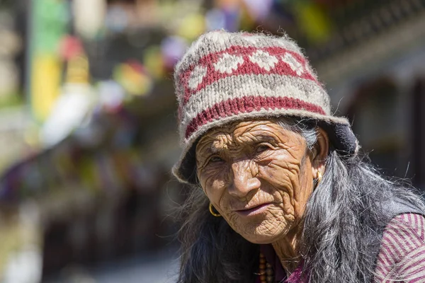 Portrét stará žena v himálajské vesnici, Nepál — Stock fotografie
