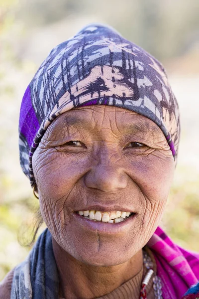 Портрет пожилой женщины в деревне Гималаи, Непал — стоковое фото