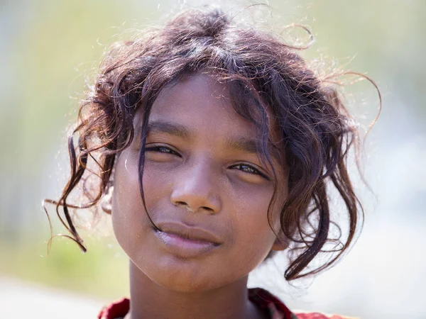 Portrait enfant nepali dans la rue dans le village himalayen, Népal — Photo