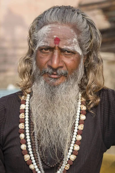 Portret Shaiva sadhu, święty człowiek w Varanasi w Indiach — Zdjęcie stockowe