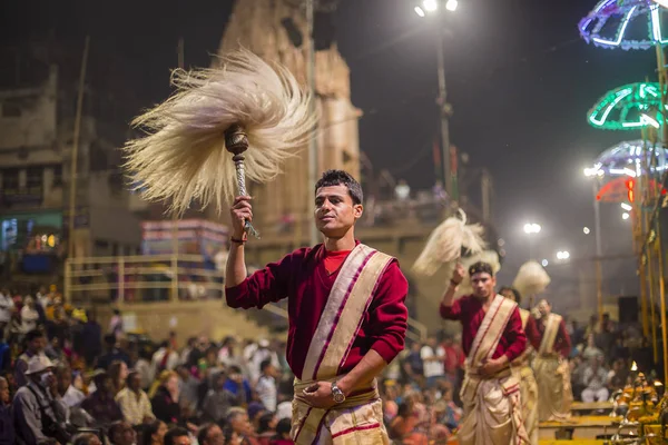 Hinduistické muži na náboženský rituál Ganga Aarti oheň puja v Váránasí, Indii — Stock fotografie