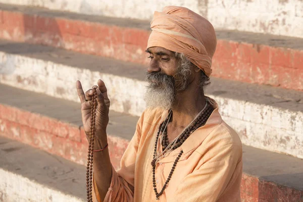 シャイヴァ サードゥ、バラナシ、インドの神聖な男の肖像 — ストック写真